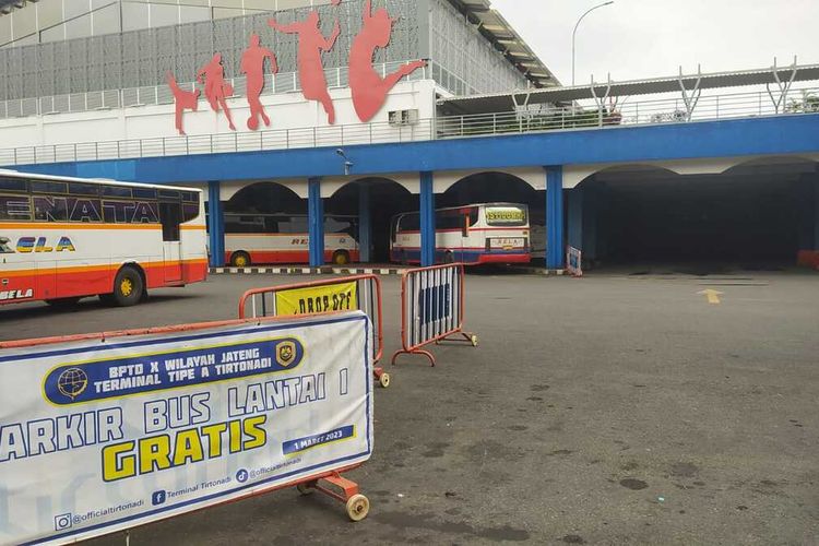 Terminal Tirtonadi Kota Solo, Jawa Tengah, mulai melakukan persiapan menjelang persiapan mudik lebaran 2023, dengan menyiapkan lokasi parkir bus mudik gratis dan truk pengangkut sepeda motor, Jumat (31/3/2022)