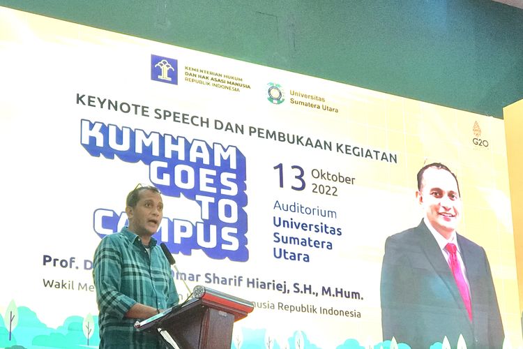Wakil Menteri Hukum dan HAM (Wamenkumham) Edward Omar Sharif Hiariej dalam sosialisasi Rancangan Kitab Undang-Undang Hukum Pidana (RKUHP) di Universitas Sumatera Utara (USU) Kamis (13/10/2022).