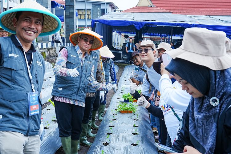 Menteri Ketenagakerjaan (Menaker) Yassierli sedang berfoto bersama Mitra Wirausaha Pertanian usai menghadiri Temu Mitra Usaha bertajuk Kolaborasi Memperkuat Pembangunan SDM Sektor Pertanian untuk Mewujudkan Ekosistem Wirausaha yang Tangguh di Bandung Barat, Jawa Barat, Sabtu (23/11/2024).