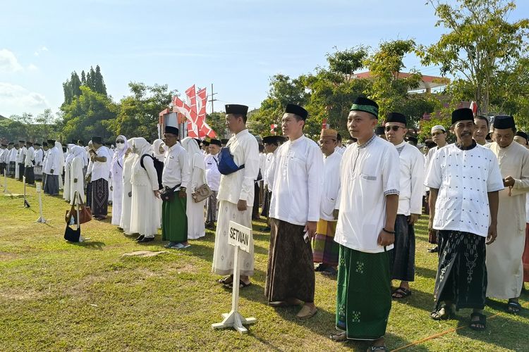 Pemerintah Kabupaten (Pemkab) Sumenep mewajibkan seluruh aparatur sipil negara (ASN) dan non-ASN di Sumenep berpakaian santri dalam rangka memperingati Hari Santri Nasional (HSN).
