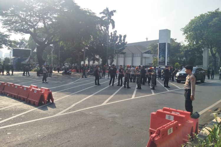 Jalan Gelora, Senayan, Jakarta dijaga ketat oleh polisi Sabtu (20/10/2019)