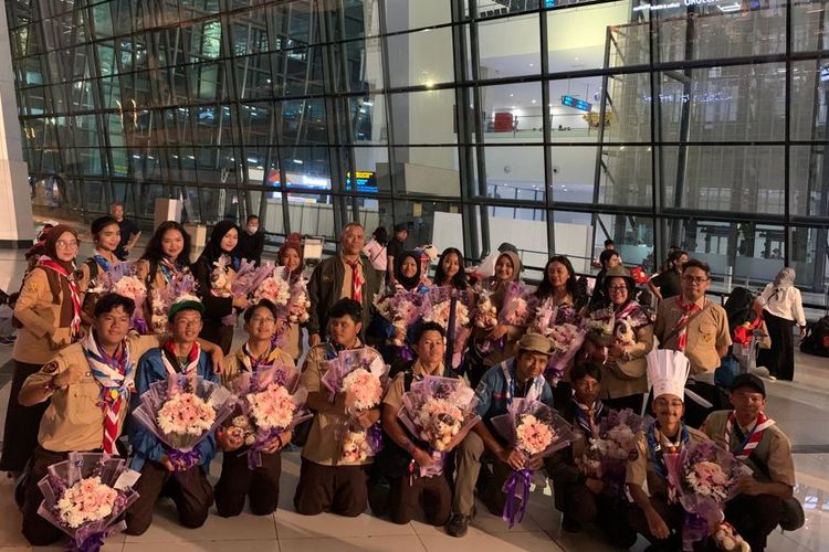 Siswa SMA Labschool Cibubur yang mengikuti Jambore Dunia di Korea Selatan (Korsel) sampai dengan selamat di Indonesia saat ditemui di Terminal 3 Bandara Soekarno Hatta, Tangerang, Sabtu (12/8/2023) malam.