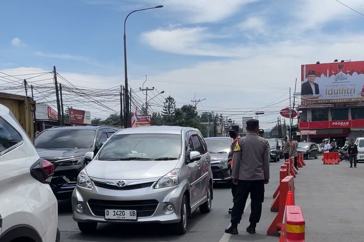 Arus mudik kendaraan di jalan arteri Padalarang, Kabupaten Bandung Barat (KBB), Jawa Barat terpantau ramai pada dua hari menjelang lebaran, Senin (8/4/2204) siang.