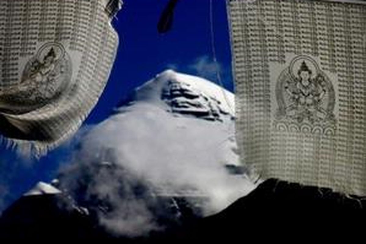 Kailash menjulang di balik kibaran bendera doa.