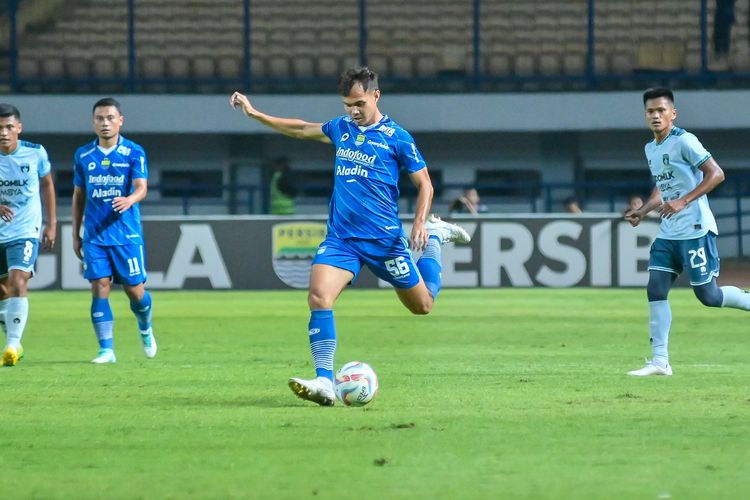 Rezaldi Hehanussa saat tampil membela Persib vs Persita Tagerag, pada Minggu (1/10/2023) di Stadion Gelora Bandung Lautan Api (GBLA) pada pertandingan pekan ke-14 Liga 1 2023-2024. 