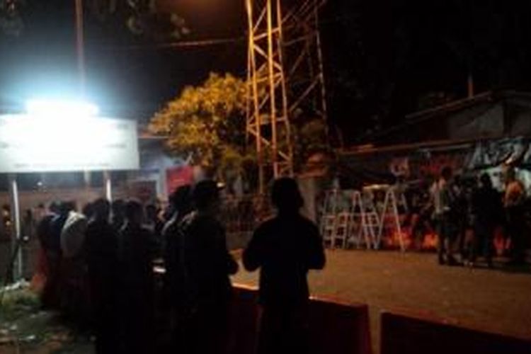 Suasana menjelang eksekusi mati di Dermaga Wijaya Pura, Nusakambangan Cilacap, Jawa Tengah, Selasa (28/4/2015), malam. 