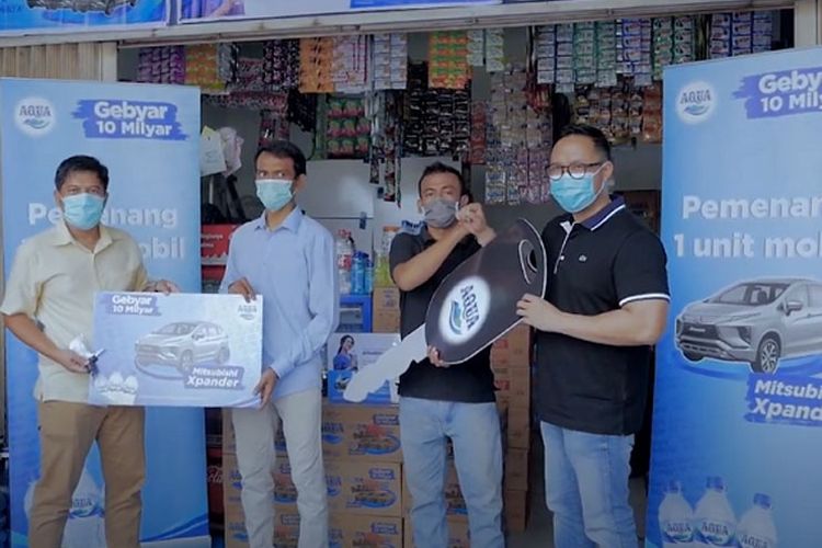 Para pemenang hadiah utama undian berhadiah Gebyar 10 Miliar dari AQUA 