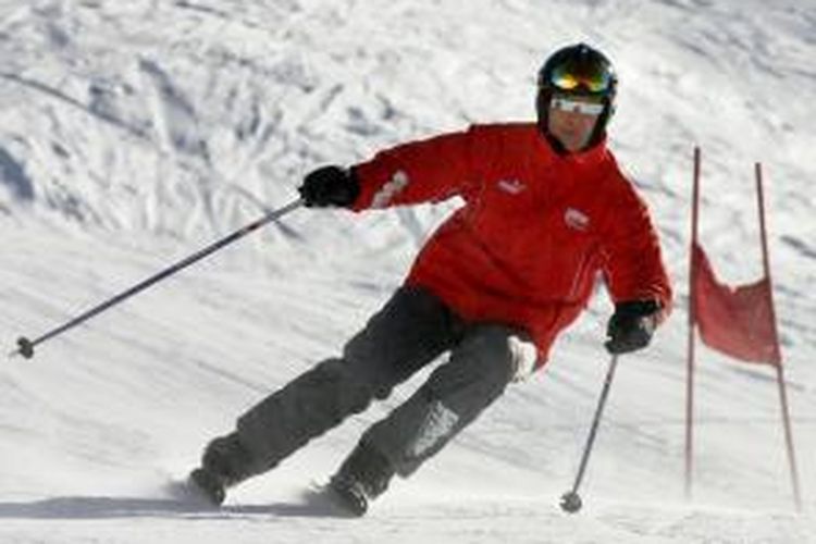 Pebalap Formula 1 asal Jerman, Michael Schumacher bermain ski pada musim salju di Madonna di Capiglio, Italia, 14 Januari 2005. Schumacher mengalami kecelakaan saat bermain ski di Merible, Perancis, 29 Desember 2013.