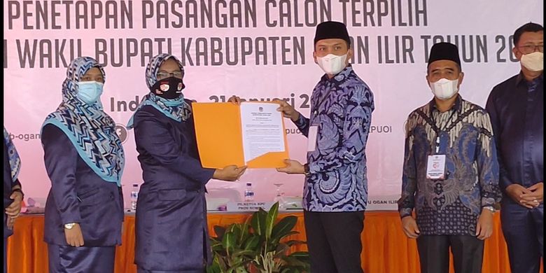 Ketua KPU Ogan Ilir Massuriyati menyerahkan salinan Surat Ketetapan pasangan Panca Wijaya Akbar-Ardani sebagai Bupati dan Wakil Bupati Ogan Ilir terpilih kepada Panca Wijaya Akbar.