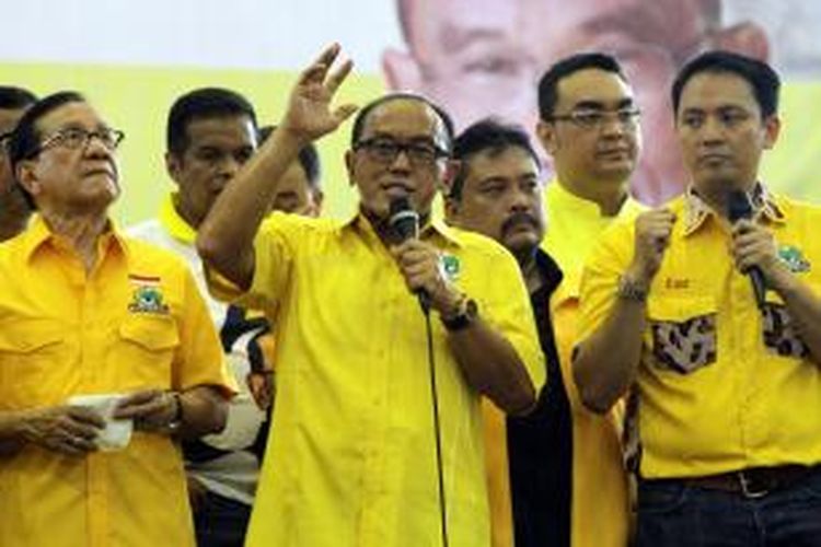 Calon presiden yang juga Ketua Umum DPP Partai Golkar Aburizal Bakrie (tengah) bersama Ketua Dewan Pembina Partai Golkar Akbar Tandjung (kiri) dan calon anggota legislatif Golkar, Charles Bonar Sirait (kanan), menyapa kader dan simpatisannya saat kampanye di GOR Ciracas, Jakarta Timur, Selasa (18/3/2014). Kampanye Golkar pertama di Jakarta ini dihadiri sekitar 2.000 kader dan simpatisan dari seluruh DKI Jakarta.