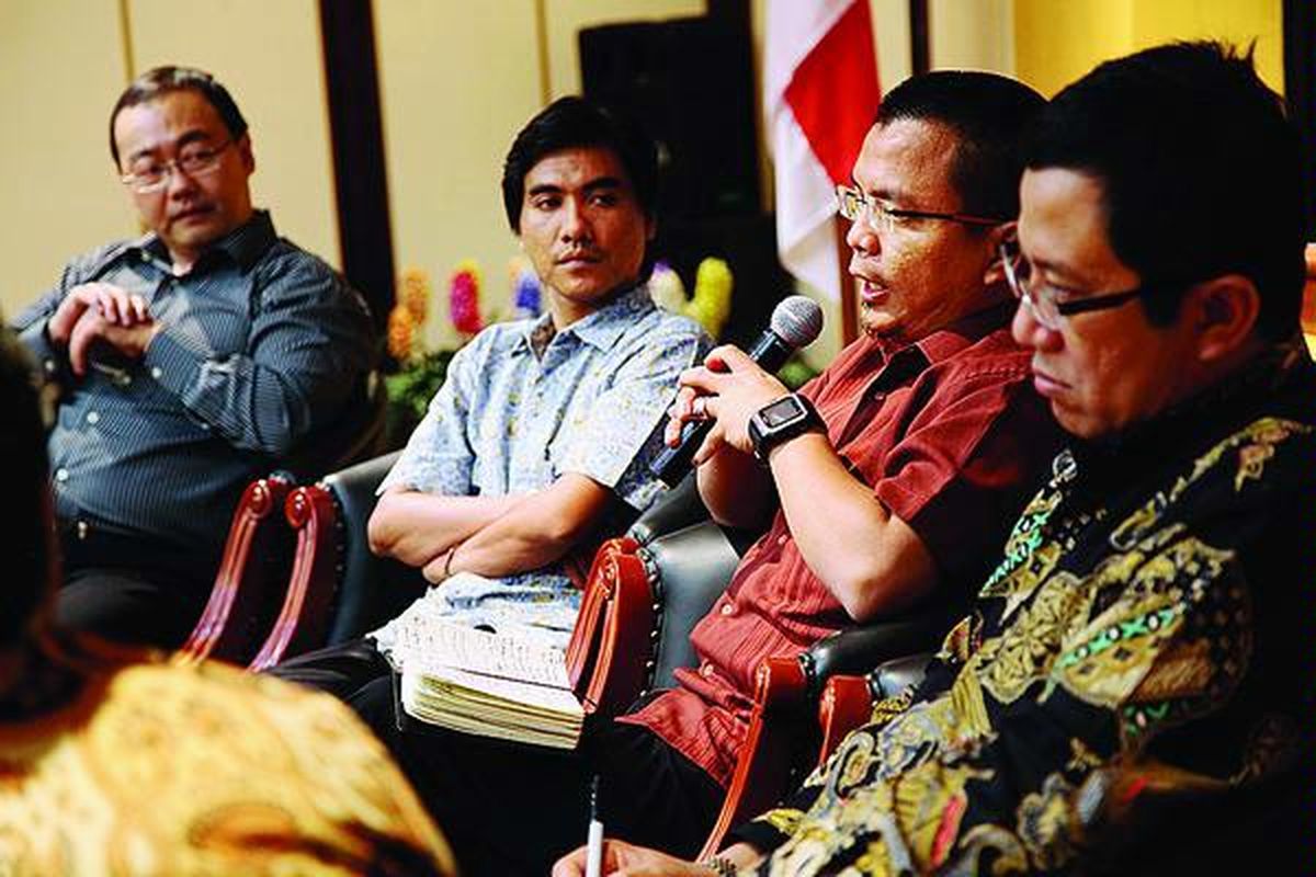 Praktisi hukum Alexander Lay, Direktur Yayasan Lembaga Bantuan Hukum Indonesia Alfon Kurnia Palma, Wakil Menteri Hukum dan Hak Asasi Manusia Denny Indrayana, dan anggota Komisi III DPR Didi Irawadi (kiri ke kanan) menjadi pembicara dalam diskusi bulanan Kemenkumham di Jakarta, Kamis (27/9). Diskusi tersebut membahas soal implementasi Undang-Undang Nomor 16 Tahun 2011 tentang Bantuan Hukum serta isu tentang pelemahan peran KPK.