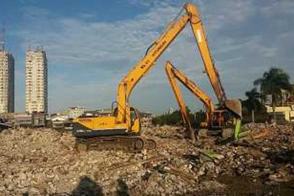 Pekerja sedang menggerakan mesin eskavator untuk mengangkut dan memindahkan reruntuhan puing bangunan di Kalijodo, Jakarta, Kamis (3/3/2016). Nantinya, kawasan tersebut akan dibangun menjadi taman berkonsep ruang publik terpadu ramah anak (RPTRA).