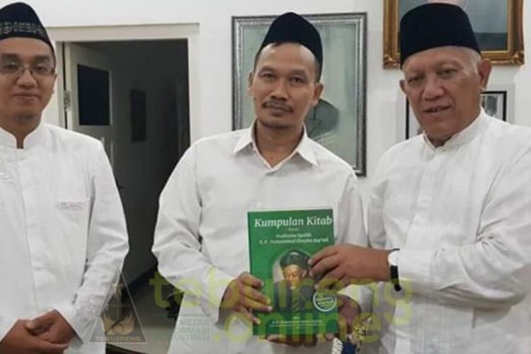 KH. Abdul Hakim Mahfudz atau Gus Kikin (kanan), sosok ditunjuk menggantikan KH. Salahuddin Wahid (Gus Sholah) sebagai pengasuh Pesantren Tebuireng Jombang. (Foto: Tebuireng Online)