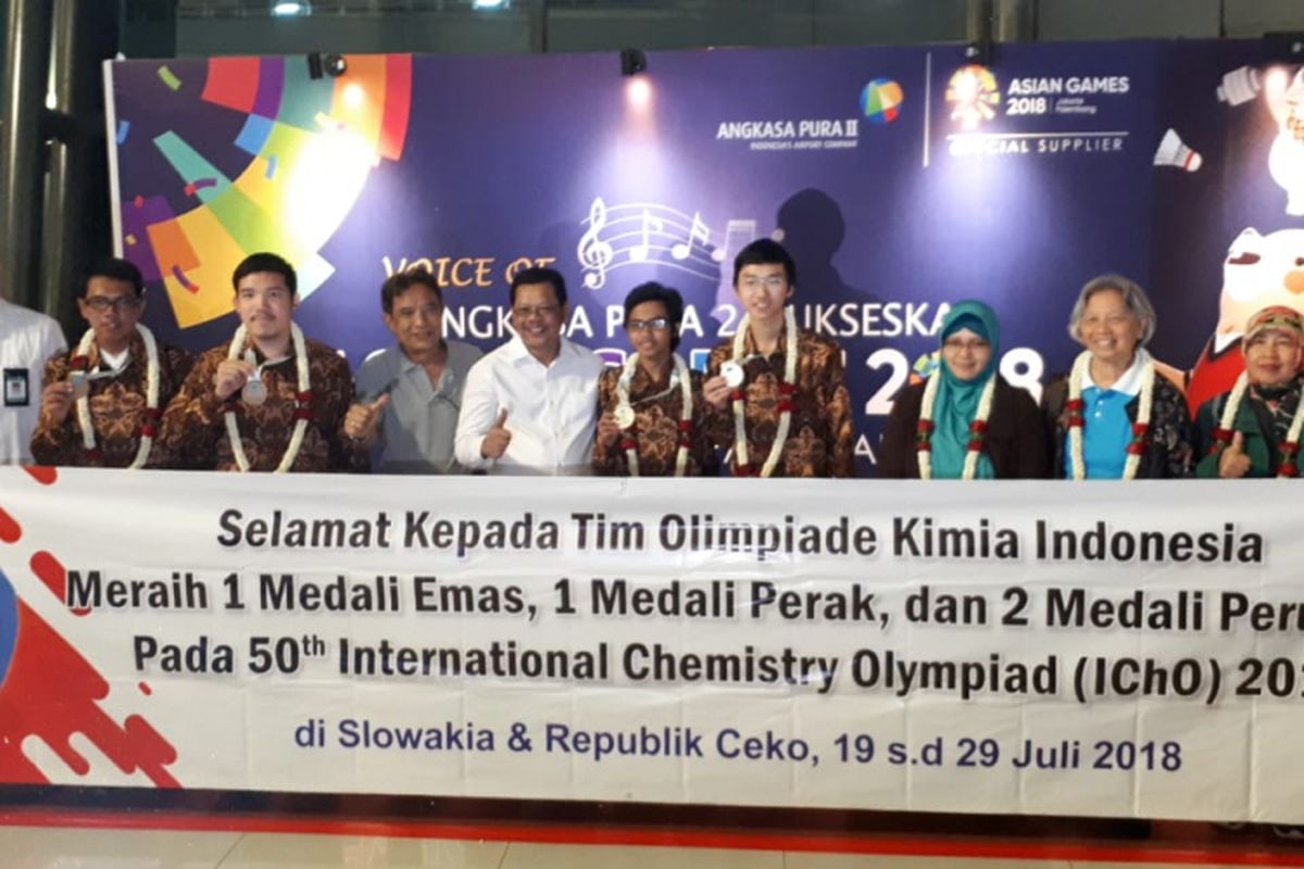 Tim Olimpiade Kimia Indonesia peraih medali di ajang IChO ke-50 di Republik Ceko telah tiba di tanah air dan disambut jajaran Kemendikbud (30/7/208)