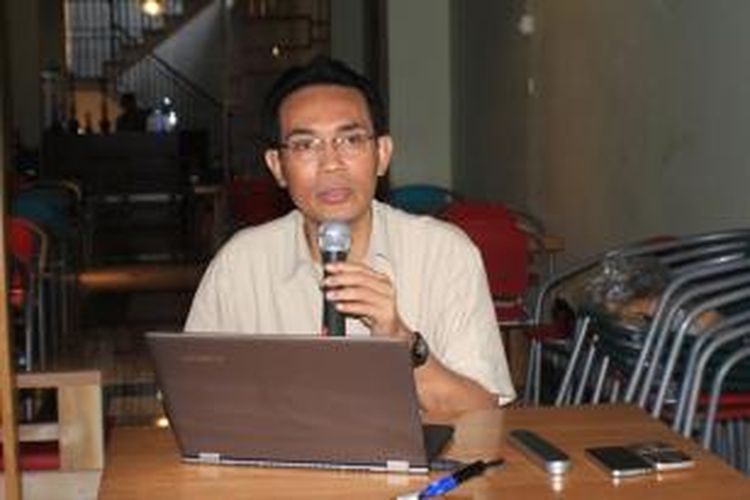 Peneliti dari Universitas Pattimura Ambon, Prof.Dr. Abraham Khouw, MPhil saat menyampaikan materinya dalam acara diskusi Shot Course Better Journalism For Bettr Environment yang digelar Aliansi Jurnalis Independen (AJI) Ambon, Kamis (28/8/2014).
