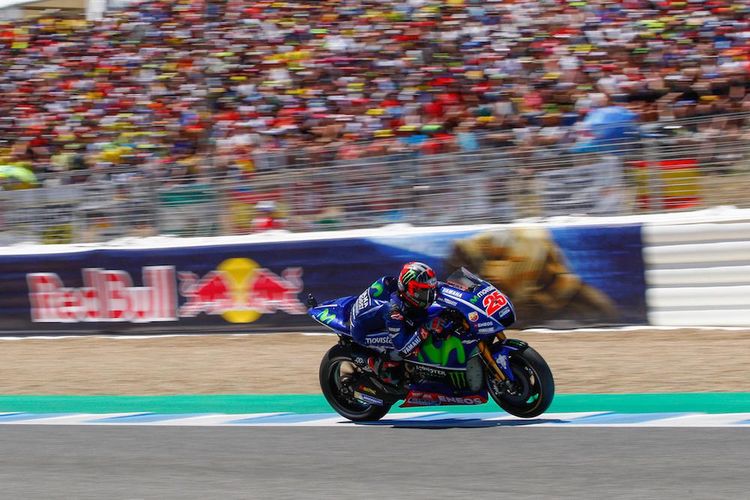 Pebalap Movistar Yamaha MotoGP asal Spanyol, Maverick Vinales, memacu motornya pada balapan GP Spanyol di Sirkuit Jerez, Minggu (7/5/2017).