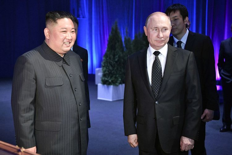 Pemimpin Korea Utara Kim Jong Un (kiri) dan Presiden Rusia Vladimir Putin dalam pertemuan di Universitas Federal Timur Jauh Vladivostok Kamis (25/4/2019).