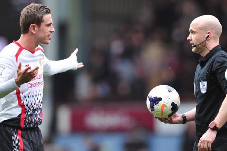 Jordan Henderson berbicara dengan wasit Anthony Taylor saat West Ham United melawan Liverpool pada partai Premier League di Upton Park, 6 April 2016.