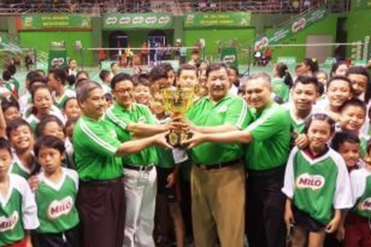  (Ki-ka) Wakil Sekretaris Umum Pemprov PBSI Jawa Tengah - Prof. Dr.Sugiharto MS, Perwakilan Nestle Indonesia Region Sales Manager Central Java - Johanes Yusuf Adhie, Kepala Dinas Sosial Pemuda dan Olahraga Kota Semarang Gurun Risyadmoko dan Ketua Panitia Pelaksana MILO School Competition Semarang - Andy Kridasusila sedang memegang Piala MILO didampingi para peserta MILO School Competition Semarang di GOR Universitas Semarang, Semarang Senin (31/8).