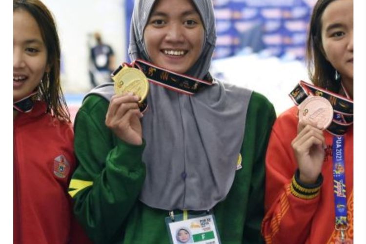 Atlet renang Jawa Timur Adinda Larasari Dewi (tengah)
