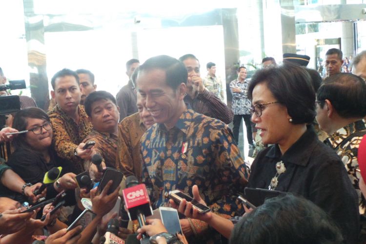 Presiden Republik Indonesia Joko Widodo bersama Menteri Keuangan Sri Mulyani seusai memberi pengarahan kepada pelaku usaha di Bursa Efek Indonesia, Jakarta Selatan, Selasa (4/7/2017).