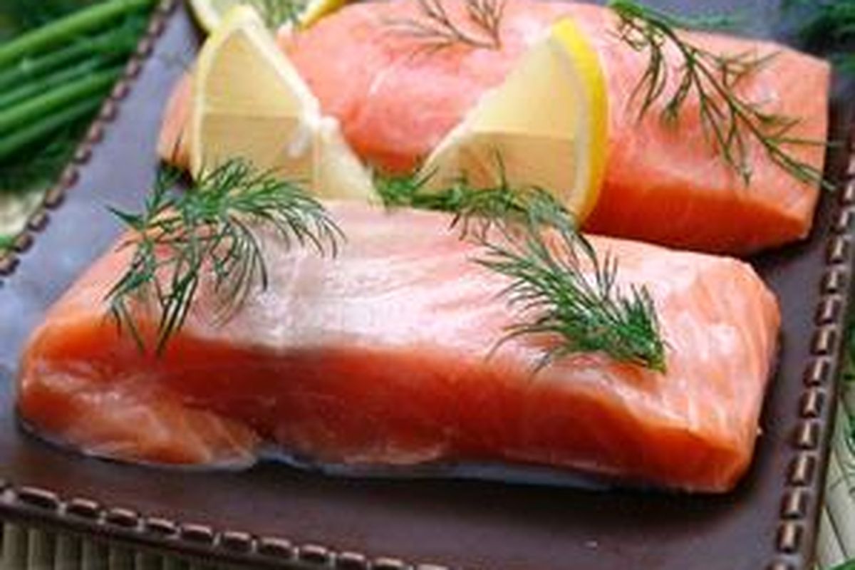 Ikan salmon kaya akan omega 3 yang dibutuhkan untuk membakar lemak dalam tubuh. 