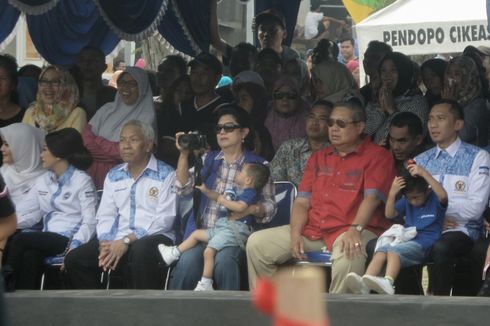 Saat Ani Yudhoyono Asyik Memotret Pertandingan Voli di Cikeas...
