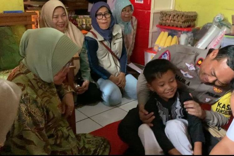 Menteri Sosial Tri Risma saat mendatangi kediaman Ilham Ramadhan (8) di Kampung Cihanjuang, Desa Pananjung, Kabupaten Bandung, Jawa Barat, Rabu (7/6/2024)