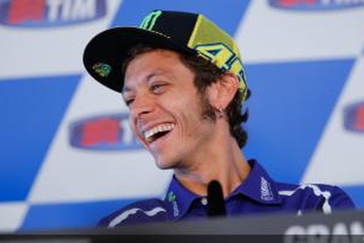 Pebalap Movistar Yamaha asal Italia, Valentino Rossi, tertawa saat menghadiri jumpa pers di Sirkuit Misano jelang GP San Marino, Kamis (11/9/2014).