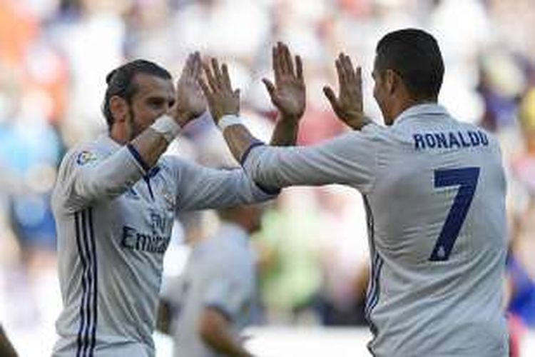 Dua pemain bintang Real Madrid, Gareth Bale (kiri) dan Cristiano Ronaldo, merayakan gol ke gawang Eibar, dalam lanjutan La Liga di Stadion Santiago Bernabeu, Minggu (2/10/2016).