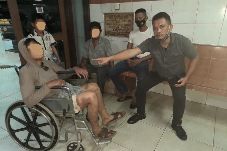 Sebuah video memperlihatkan seorang perempuan mengalami luka lebam dari kaki hingga wajahnya. Lehernya diikat dengan rantai dan digembok ketat hingga sulit berbicara. Dia dituntun dengan kursi roda menuju Mapolsek Medan Area. Seorang pria paruh baya menangis tak keruan mengadukan derita yang dialami anaknya.