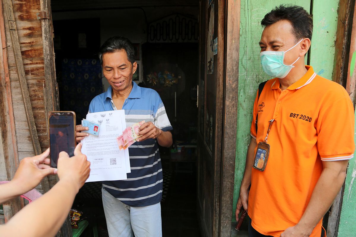 Pemerintah Kota (Pemkot) Surabaya mulai menyalurkan bantuan Langsung Tunai Bahan Bakar Minyak (BBM) secara door to door kepada Keluarga Penerima Manfaat (KPM) di Kota Pahlawan, Sabtu (3/9/2022).