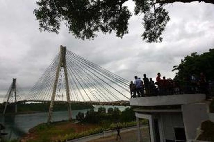 Sejumlah warga saat melakukan wisata di lokasi memandang jembatan Barelang, Batam, Kepulauan Riau, Jumat (8/2/2013). Jembatan Barelang yang merupakan ikon Kota Batam ini merupakan destinasi wisata bagi wisatawan yang melancong ke Batam.