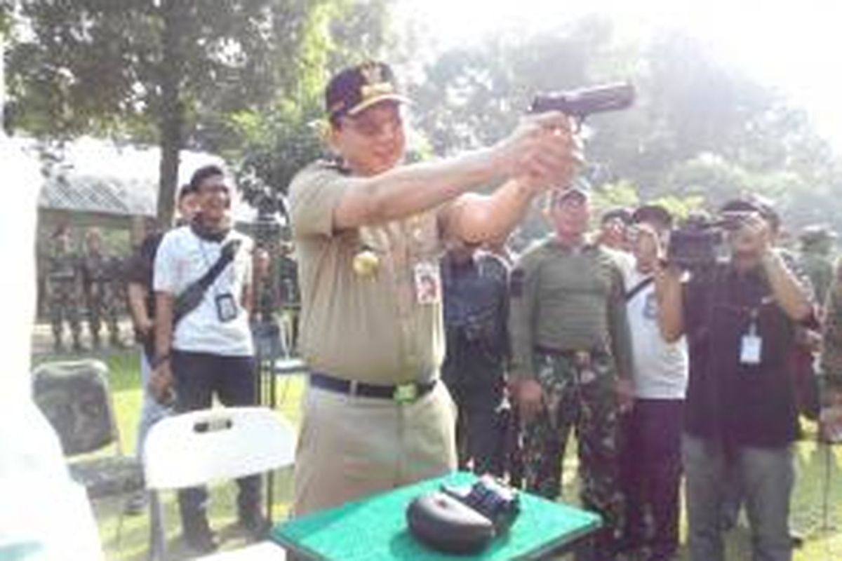 Gubernur DKI Jakarta Basuki Tjahaja Purnama mencoba menembak di lapangan tembak Koppasus, Cijantung, Rabu (17/6/2015). 