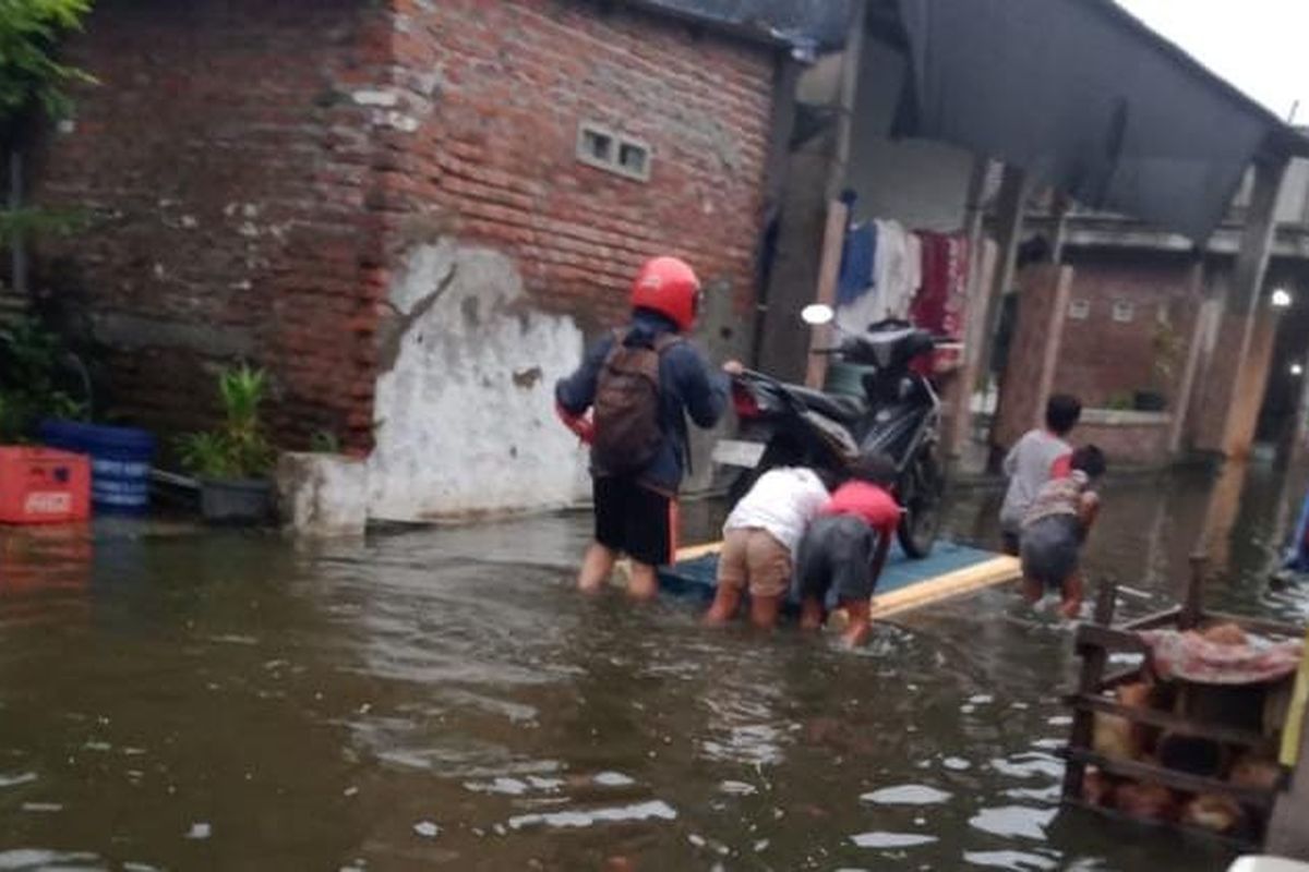 Hujan yang mengguyur wilayah Kabupaten Pasuruan, Jawa Timur masih menyisakan genangan air di 6 desa. Desa terparah yakni di Desa Kedungringin, Kecamatan Beji dengan ketinggian air 70 sentimeter, Kamis (13/11/2025).