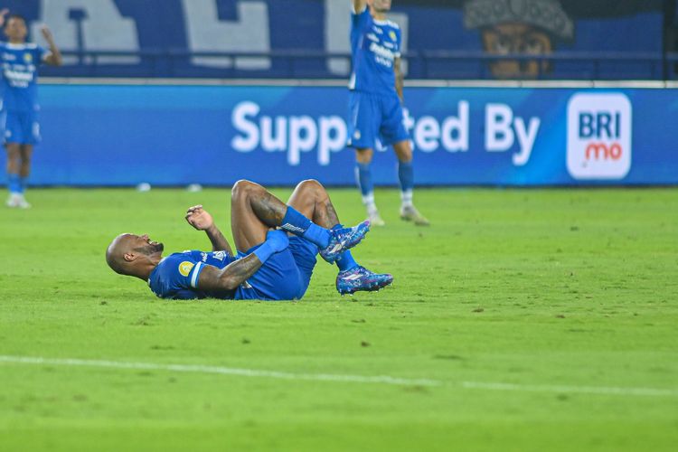 Penyerang Persib Bandung mengerang kesakitan karena cedera saat tampil bertanding menghadapi Dewa United, Jumat (17/1/2025) di Stadion Gelora Bandung Lautan Api (GBLA). 