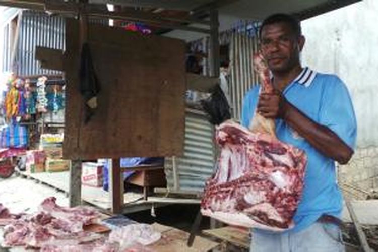 Donal Awi (45), penjual daging babi yang mencalonkan diri sebagai calon legislatif dari Hanura.

