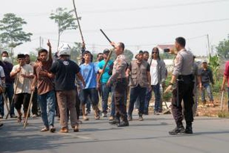 Dua kelompok massa di Kampung Cikuda, Desa Bojong Nangka, Kecamatan Gunung Putri, Kabupaten Bogor, terlibat bentrok, Senin (31/8/2015). Persoalan dipicu lantaran masing-masing kelompok dari PT Ferri Sonnoville dengan PT MGM saling mengklaim kepemilikan atas lahan seluas 16 hektar di wilayah itu. K97-14