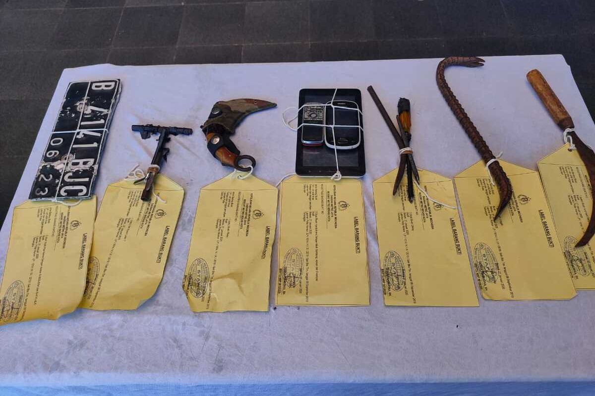 Sederet barang bukti yang disita polisi dari tangan tiga orang maling rumah kosong di bilangan Rawalumbu, Kota Bekasi, Senin (27/1/2020).