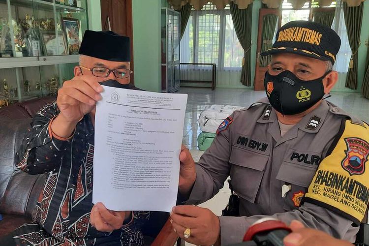 Kepala MAN Magelang, Jawa Tengah, Handono (kiri) dan kepolisian setempat menunjukkan berita acara klarifikasi atas kasus dugaan pelecehan seksual verbal oknum guru terhadap siswanya, Jumat (1/7/2022).