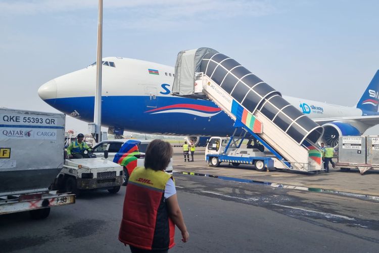 Pesawat Chartered ke 1 dari Shanghai telah mendarat di Soeta. Mobil balap akan segera di angkut dan akan sampai di JIS sekitar jam 13.00 WIB siang ini