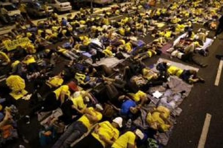 Para demonstran tidur di jalanan di Kuala Lumpur, Malaysia, Sabtu (29/8/2015) malam, setelah pada siang hari mendesak Perdana Menteri Najib Razak mundur dari jabatannya karena diduga terlibat dalam skandal keuangan.