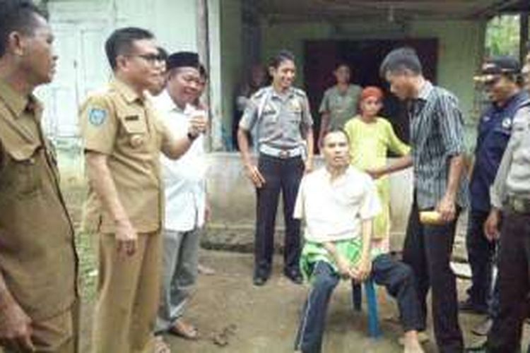 Bupati Bengkulu Selatan Dirwan Mahmud bersama petugas Dinas Kesejahteraan Sosial setempat melepas keberangkatan warganya yang dipasung karena mengalami keterbelakangan mental ke rumah sakit jiwa.