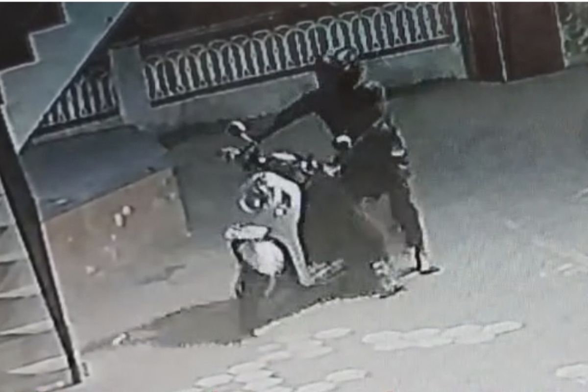 Pencuri uang kotak amal terekam masuk ke Halaman Masjid, Kamis malam (10/7/2025) pukul 21.00.