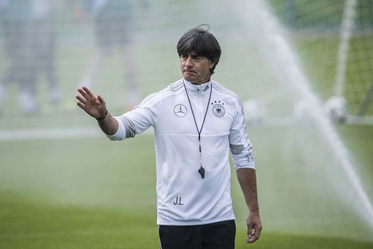 Pelatih Jerman Joachim Loew memimpin latihan tim nasional Jerman di CSKA Sport Bas, Vatutinki, Rabu (13/6/201). Timnas Jerman akan menghadapi Meksiko pada laga perdananya di Piala Dunia 2018 pada 17/6/2018.