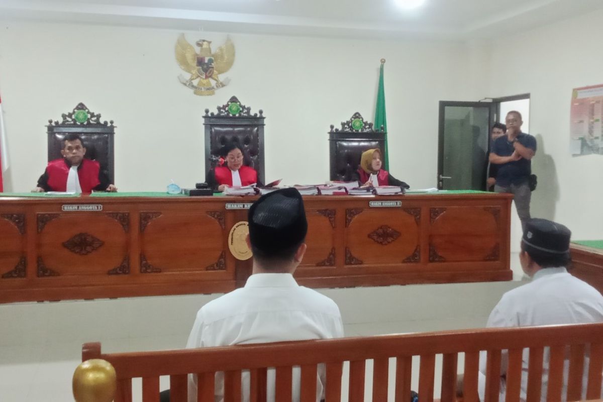 Terdakwa Kamarang Daeng Ngati mengajukan pembelaan secara lisan atas kasus uang palsu sindikat UIN Alauddin Makassar di pengadilan negeri (PN) Sungguminasa, Kabupaten Gowa, Sulawesi Selatan, Rabu, (6/8/2025).