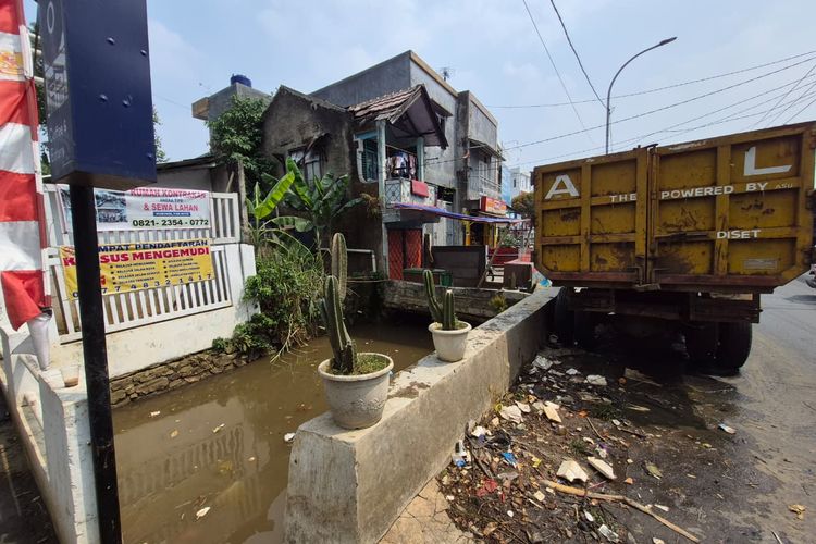 Sampah Sempat Menumpuk Berhari-hari di Kali Jalan Pramuka Depok, Kini Diangkut