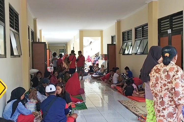 Potret Posko Pengungsian Sekolah Dasar (SD) Joyotakan yang dihuni warga terdampak banjir pada Jumat (17/2/2023).