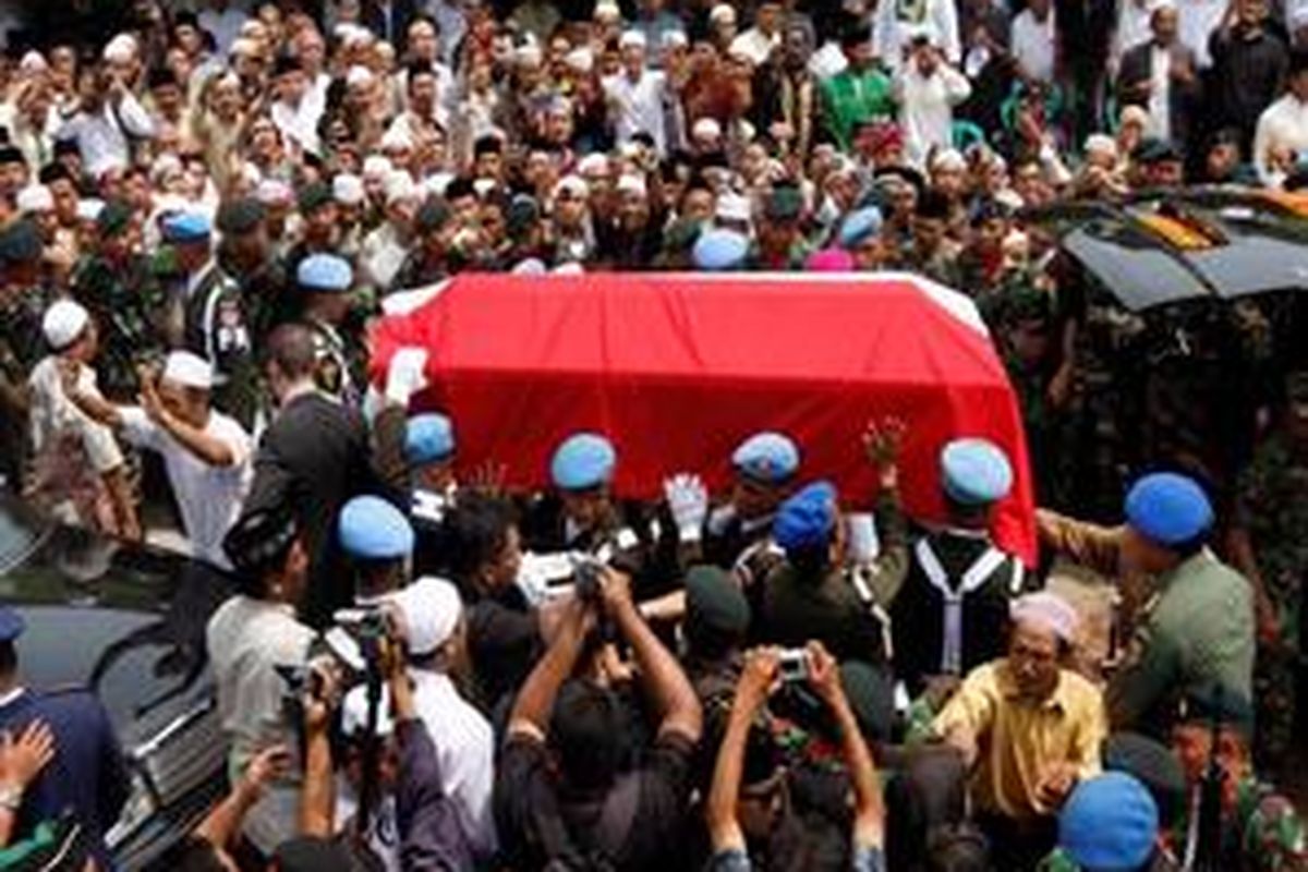 Prosesi pemakaman Presiden ke-4 RI, KH Abdurrahman Wahid di Pondok Pesantren Tebu Ireng, Jombang, Jawa Timur, Kamis (31/12/2009).