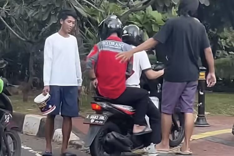 Sejumlah pria disebut meminta uang kepada pengendara motor yang ingin melintasi trotoar di Jalan Pejompongan Raya, tepat di dekat Gedung DPR, Jakarta Pusat.   Rekaman video aksi sejumlah pria itu diunggah akun Instagram @fakta.jakarta pada Rabu (27/3/2024).